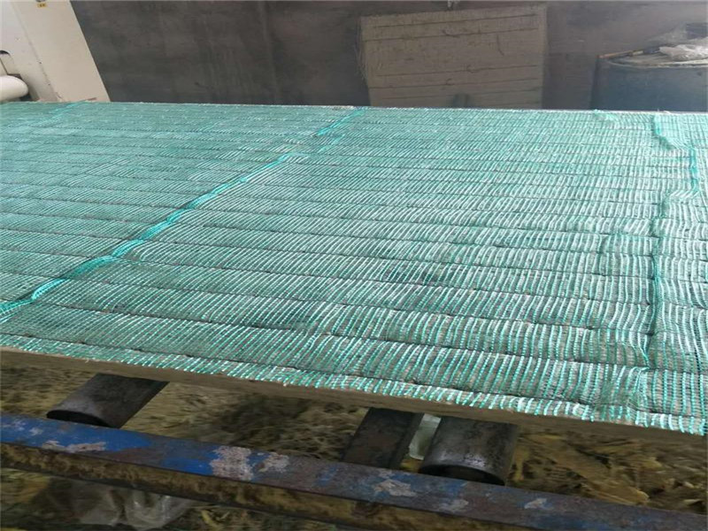 網(wǎng)織增強(qiáng)巖棉保溫板