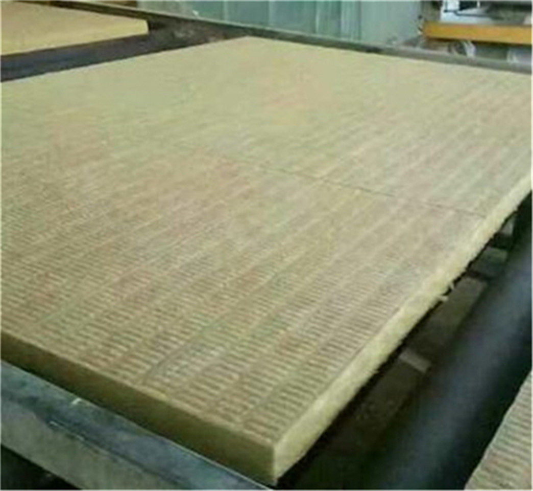 鋼結(jié)構(gòu)廠房憎水巖棉板安裝場景